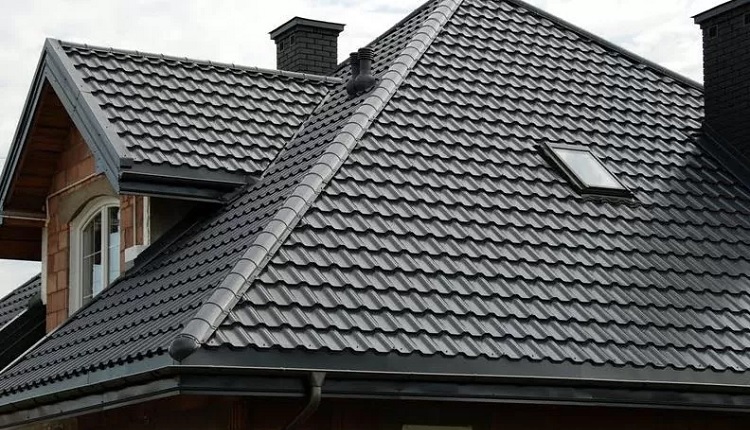 Крыша, покрытая металлочерепицей